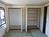 耐震補強を兼ねて床の間、違い棚を撤去。本棚とクローゼットに生まれ変わりました。