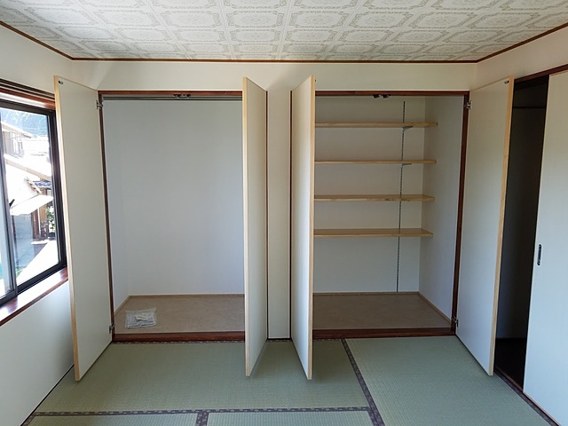 耐震補強を兼ねて床の間、違い棚を撤去。本棚とクローゼットに生まれ変わりました。